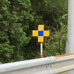 高速道路の黄色い十字標識の謎がトケタ